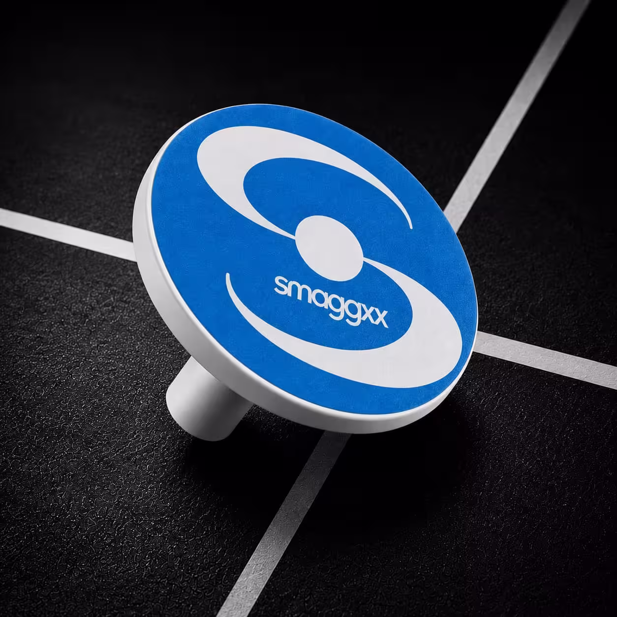 Splate Smaggxx bleue sur surface sombre