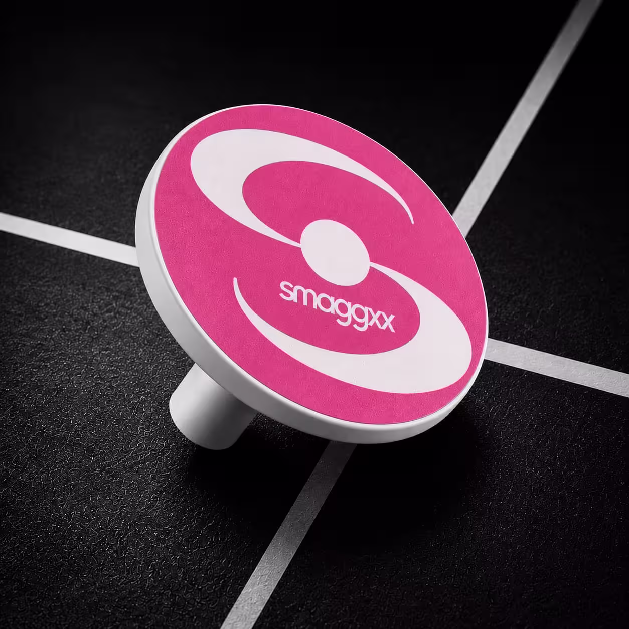 Splate Smaggxx rose sur surface sombre